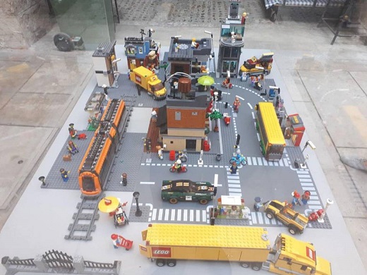 La exposición Multiverso LEGO ya se puede visitar en el Patio del Ayuntamiento / Cadena Ser